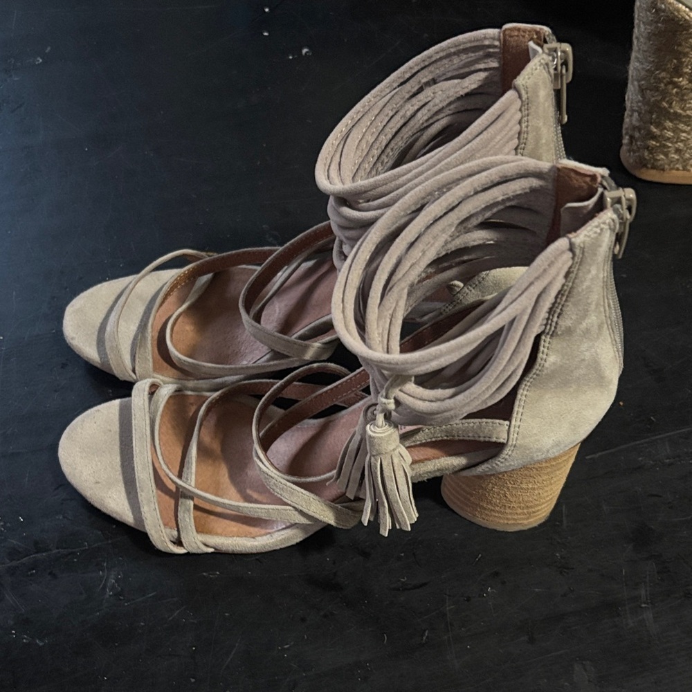 Jeffrey Campbell Taupe Suede Lace-Up Tassel Despina Sandals Size 6.5 - Picture 5 of 9